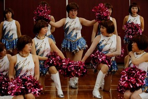 “日本彩球”啦啦隊，成員平均年齡超過70歲。（圖源：路透社）