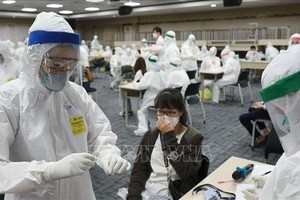 各地方對高風險地區人員加快進行採樣檢測。（圖源：越通社）