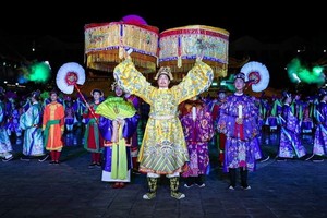 富國島“不夜城”一幕精彩的表演節目。 