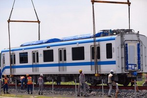 昨(13)日上午，地鐵1號線3號列車的3節車廂在守德市隆平地鐵站成功上軌，準備投入試運行過程。（圖源：國雄）