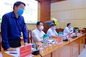 國會代表候選人鄭志強向選民介紹行動計劃。