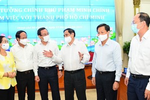 政府總理范明政（右三）與本市領導交換意見。（圖源：越勇）