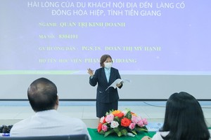 范金凰大娘在論文答辯會上闡述論文中的主要內容。（圖源：懷峰）