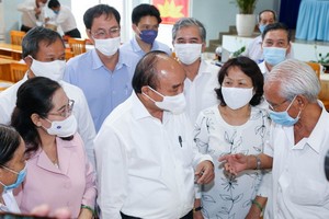 國家主席阮春福（前中）與選民接觸。（圖源：草黎）