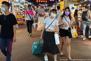 台北及新北進入第三級警戒，民眾外出需全程戴口罩。（圖源：AP）