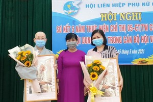 郡婦聯會主席陳氏雪幸向溫陵會館及觀音精舍代表贈送鮮花及胡伯伯肖像。