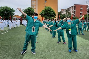 廣寧志願醫護團隊赴北江省支援之前造型合照，下決心有效控制住疫情。（圖源：VGP）