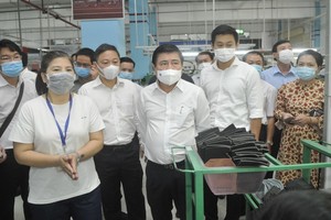 市人委會主席阮成鋒（中）檢查企業防疫工作。（圖源：高昇）