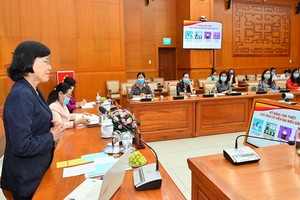 國會代表與市人民議會代表女候選人聆聽市人民議會原主席范芳草分享競選經驗。