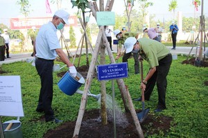 市領導參加植樹活動。