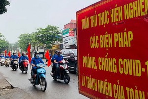 圖為河內市疫情防控宣傳的流動車隊。（圖源：月映）