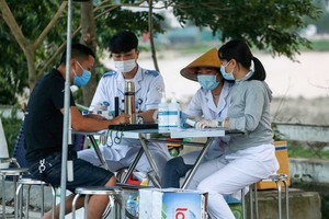 圖為北寧省與北江省接壤處的1號國道上的檢疫點。（圖源：志慧）