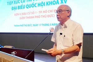 市委宣教處主任潘阮如奎在接觸會上回答選民的提問。（圖源：秋紅）