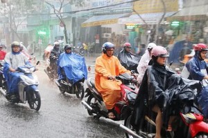 昨(17)日上午6時30分，強降雨籠罩了全市轄區。（圖源：L. Phong）