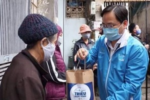 阮英俊向河內市“洗腎村”病人贈送飯菜。