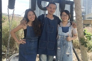 黃氏莊、阮文詩和張氏賞（左起）３人開設再製廢料的咖啡館來宣傳環保意識。