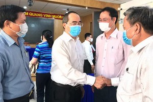 候選人阮善仁（左二）與平新郡安樂坊選民接觸。