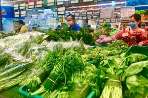 消費者在超市選購蔬果。（圖源：垂楊）