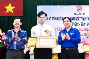 蔡鎮壕（中）獲表彰。