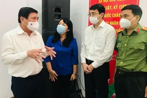 候選人阮成鋒（左）、陳金燕（左二）、阮仕光（右）與第一郡選民接觸。