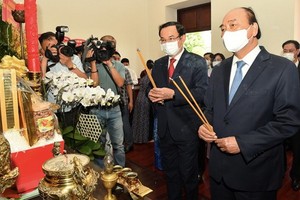 國家主席阮春福與市委書記阮文年上香緬懷胡主席。（圖源：梅花）