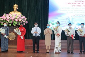 第五郡郡委書記阮孟強（左三）祝賀榮獲市級表彰的單位和個人。