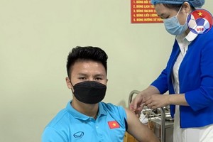 男國足成員在接種新冠疫苗。（圖源：VFF）