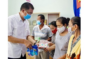 穗城會館副理事長林海泉向貧困少數民族同胞贈送禮物。