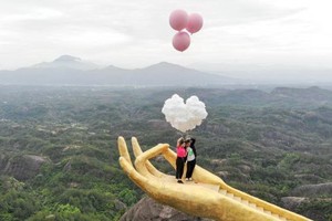 一對情侶登上懸崖佛手打卡。（圖源：互聯網）