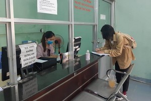 勞工正在市就業勞務中心辦理獲享失業補貼的手續。