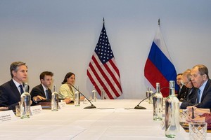 美國務卿布林肯（左）和俄外長拉夫羅夫在冰島雷克雅未克舉行會晤。（圖源：新華社）