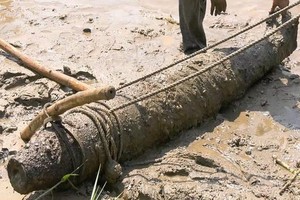 被打撈上岸的戰後遺留炸彈。（圖源：友成）