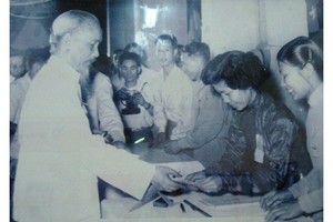 1960年5月8日，胡志明主席接過第二屆國會代表與各級人民議會代表的選舉票。