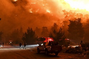 希臘科林斯山火現場。（圖源：AP）