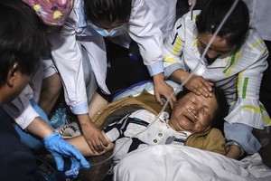 醫護人員對受災群眾進行心理疏導。（圖源：新華社）