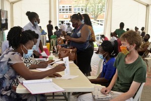 5月21日，人們在烏干達坎帕拉接種新冠疫苗前登記信息。（圖源：新華社）