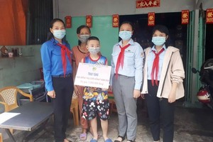 歐姬小學學生劉偉坤(右三)獲助學金。