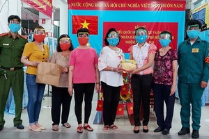 向投票處工作人員贈送千個防護面罩