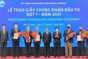 平陽省領導向五家外企頒發投資許可證。（工商報）