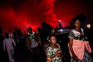 當地時間23日凌晨，許多當地居民逃至鄰國盧旺達。（圖源：互聯網）