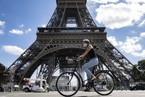 艾菲爾鐵塔營運管理公司稱，作為法國巴黎地標的艾菲爾鐵塔（Eiffel Tower）因為疫情關閉數個月後，將於7月16日重新開放。（圖源：EPA）