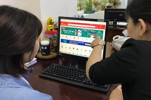 消費者在電子商務平台購物。