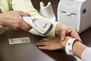 建議採用電子手環管理隔離者