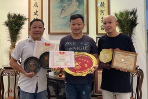 1991年“十大新秀”華語歌唱比賽冠軍羅偉志（羅丙侖，右）和1998 年冠軍黃強（左）向陳列室捐出他們的獎品。