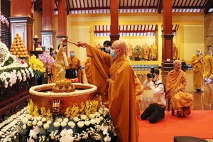 浴佛儀式應在限定人數、依防疫規定全程戴口罩規範處理。（圖源：越通社）