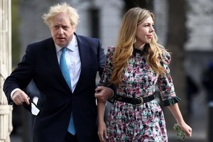 英國首相約翰遜與其未婚妻西蒙茲。（圖源：Getty Images）