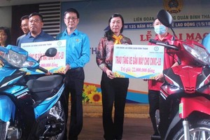 平盛郡勞動聯團向勞工贈送摩托車。