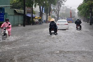 本市昨(25)日上午突降大雨並持續6個多小時，導致多條街道嚴重受淹。（圖源：民越）