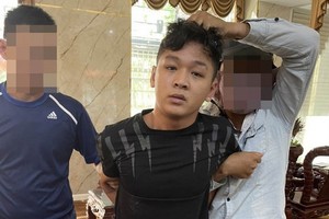 被抓獲的劫匪范世光（中）。（圖源：志石）