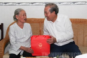 政府常務副總理張和平（右）向對革命有功者贈送禮物。（圖源：市黨部新聞網）
